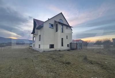Casă cu 5 camere cu Canalizare în Central - 12