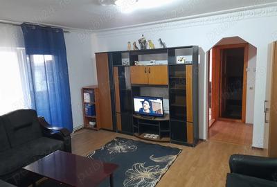 Inchiriez apartament doua camere micro 14, 1500 lei - 2