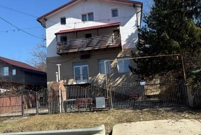 Casă spațioasă + teren generos, ideală pentru pensiune sau locuință de familie –