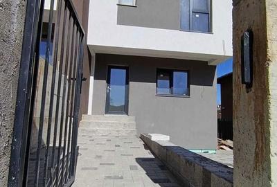 Casă cu 4 camere în Tăuți