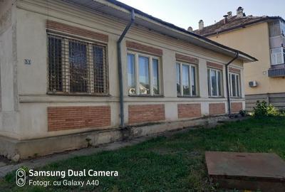 Casă cu 4 camere în Central - 1