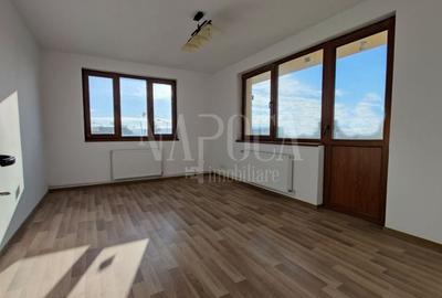 Casă individuală cu 7 camere cu Canalizare în Iris