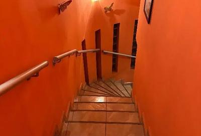 Casă cu 5 camere cu Teren 175 Mp în Băneasa