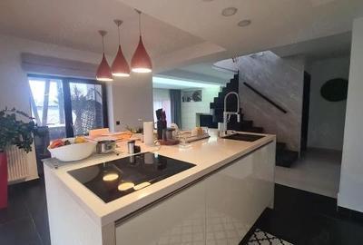 Casă cu 4 camere cu Teren 500 Mp în Central - 3