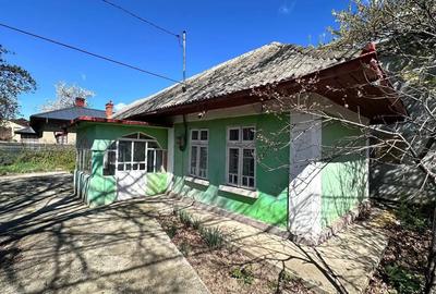 De vanzare casa batraneasca in Roman, din caramida, suprafata teren 406 mp, 60.000 euro - 1