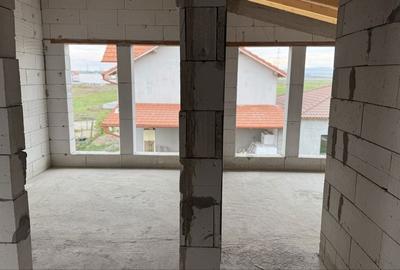 Casă cu 4 camere în Central - 2