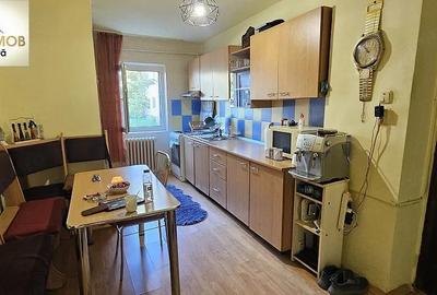 Apartament cu 3 camere decomandat în Micro IV - 11