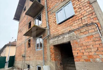 Apartament cu 3 camere decomandat în Tractorul - 3