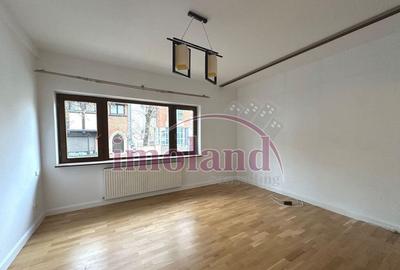Apartament cu 3 camere semidecomandat în Primăverii