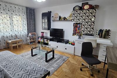 Apartament cu 2 camere decomandat în 13 Decembrie - 18