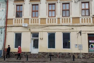 Spațiu comercial, de 50 mp, în Central - 11