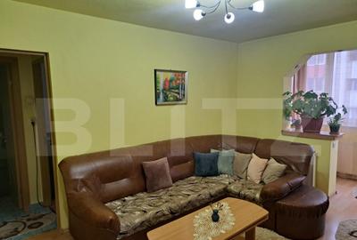 Apartament cu 3 camere semidecomandat, mobilat în Central