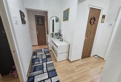 Apartament cu 3 camere decomandat, mobilat în Tei
