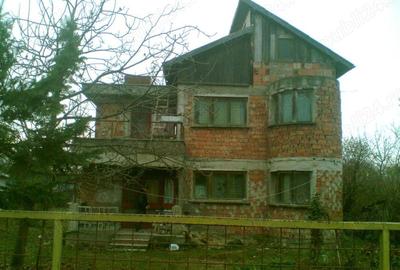 Casă cu 6 camere cu Teren 1400 Mp în Prisăcani