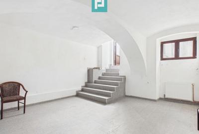 Apartament cu 3 camere semidecomandat în Boul Roșu - 1