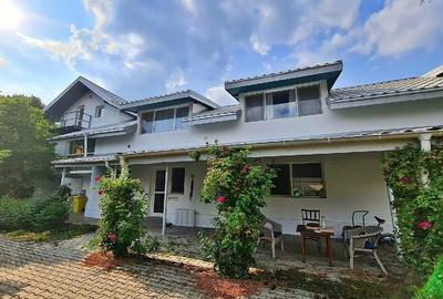Vilă Buftea Central.3 Apartamente. Total 7 camere, 5 băi,3 bucătTeren de 1800mp.