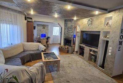 Casă individuală cu 8 camere cu Canalizare în Șelimbăr