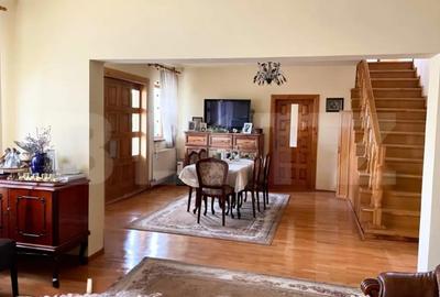 Casă cu 7 camere cu Teren 3000 Mp în Central - 12