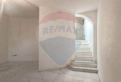 Spațiu comercial, de 18.809999465942 mp, în P-ța Romană - 1