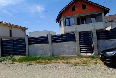 Casă cu 5 camere cu Teren 400 Mp în Malu Mare - 2