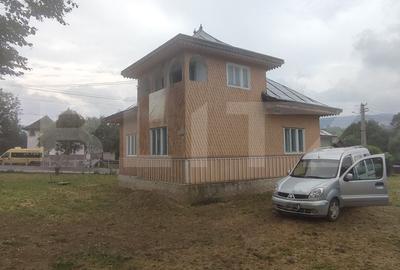 Casa 4 camere, 2610 mp teren, zona Solca, Radauti