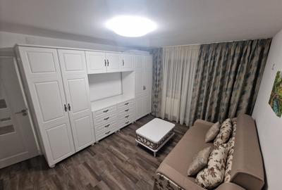 Apartament cu 3 camere semidecomandat, mobilat în Mioriței