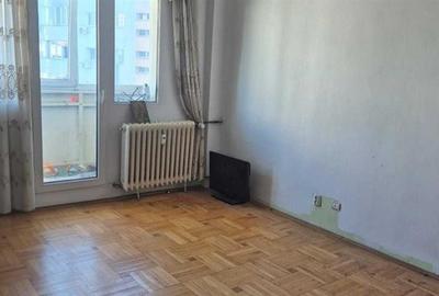 Apartament cu 4 camere decomandat în Tei