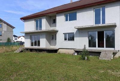 Casă cu 6 camere în Dumbrăvița
