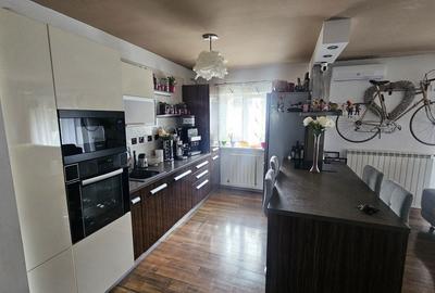 Apartament cu 3 camere decomandat în Florești - 1