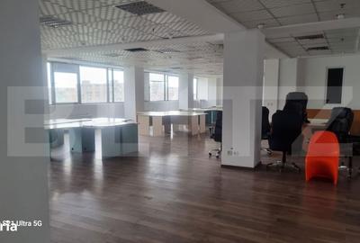 Spațiu comercial, de 1,600 mp, în Central - 8