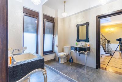 Casă individuală cu 11 camere cu Canalizare în Central - 24