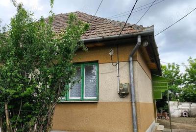 Casă cu 4 camere cu Teren 1068 Mp în Central