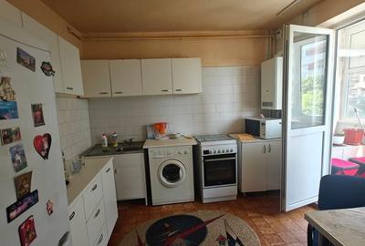 Apartament 3 camere, etaj 3, bloc cu lift nou, izolat, Fantanele