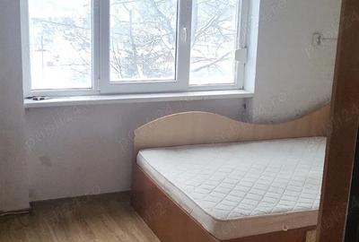 Apartament cu 3 camere semidecomandat în Central - 1