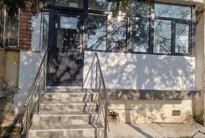 Inchiriez spatiu, 1 Mai, vizavi Confectii, scara exterioara. - 1