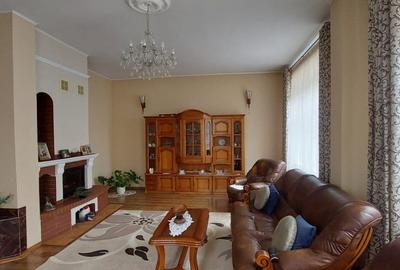 Casă individuală cu 6 camere în Dâmbu Pietros