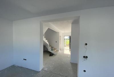 Casă cu 4 camere cu Canalizare în Cristian - 2