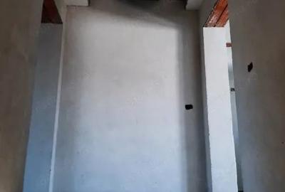 Casă cu 4 camere cu Canalizare în Plopi