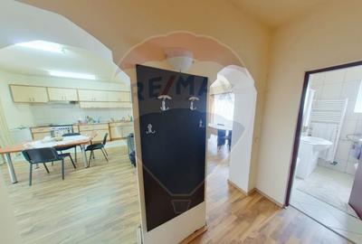 Casă cu 10 camere cu Teren 818 Mp în Central - 3