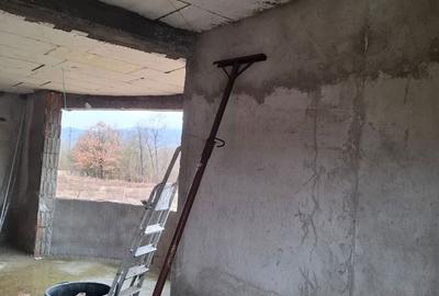 Casă cu 5 camere cu Teren 1614 Mp în Central