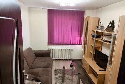 Apartament cu 3 camere decomandat în Tractorul - 4