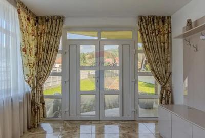 Casă cu 10 camere cu Teren 1074 Mp în Moieciu - 1