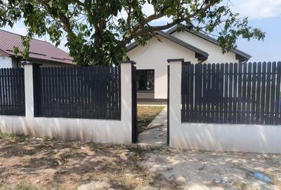 Casă cu 4 camere cu Canalizare în Central - 2