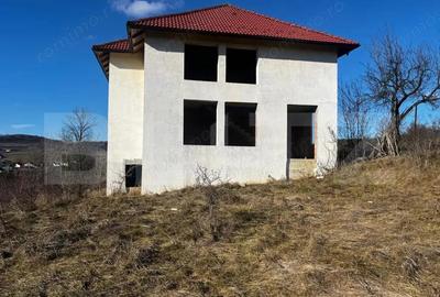 Casă cu Teren 1000 Mp în Central - 1