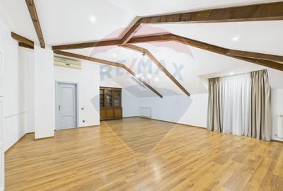 Casă cu 7 camere cu Teren 400 Mp în Central - 21
