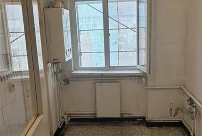 Apartament cu 3 camere semidecomandat în Circumvalațiunii