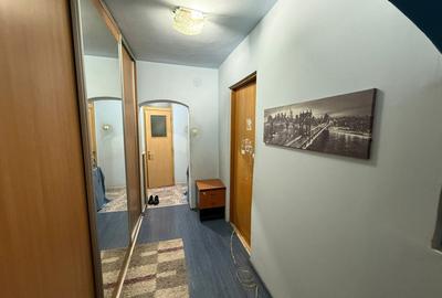 Apartament cu 3 camere semidecomandat, mobilat în 13 Septembrie - 5