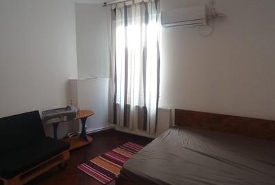 Apartament cu 3 camere decomandat, mobilat în Universitate