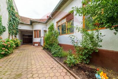 Casă individuală cu 6 camere în Aradul Nou