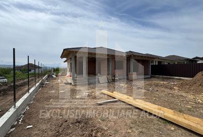 Casă individuală cu 4 camere cu Canalizare în Cetate